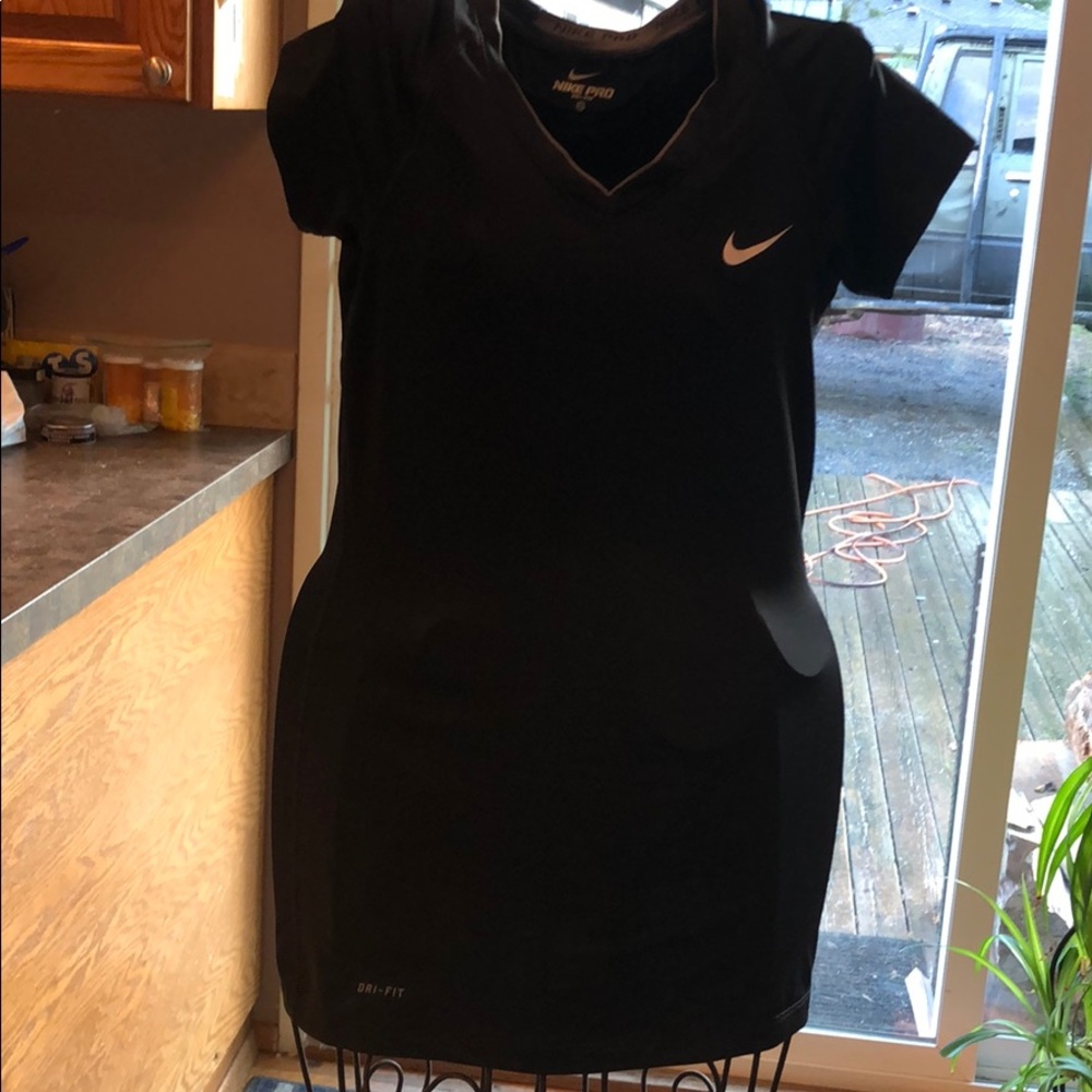 Woman’s size small Nike t shirt pro Nike nice